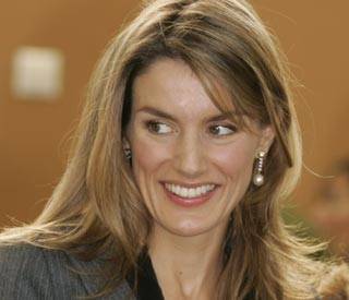 Youtube: Princesa Letizia se convierte en mediadora de dos niñas