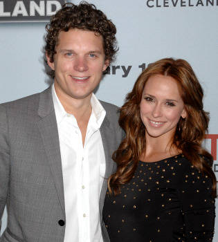 Jennifer Love Hewitt en la fiesta de la serie 'Hot in Cleveland' presume de novio