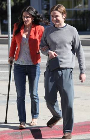Courteney Cox debe usar un bastón debido a una cirugía de rodilla