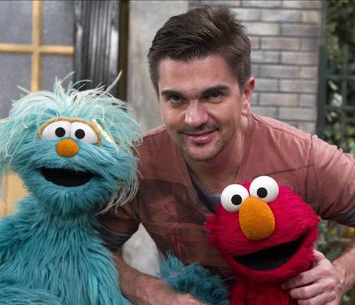Juanes le enseña español a Elmo de 'Plaza Sésamo'