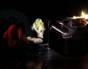 Lady Gaga sufre caída en pleno show