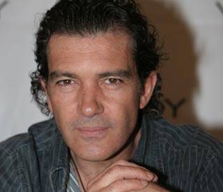 Antonio Banderas entregó becas gracias a la fundación Lágrimas y Favores