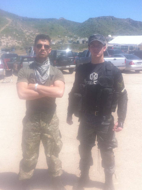 Nick y Joe Jonas en partido de paintball