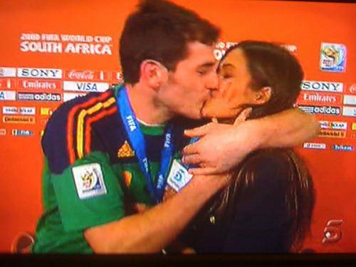 Iker Casillas besó a Sara Carbonero después del triunfo de España en el Mundial