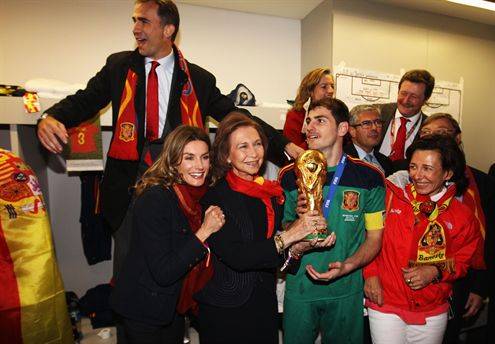 La Reina Sofia levantó la copa del Mundial junto a Iker Casillas La Reina Sofia levantó la copa del Mundial junto a Iker Casillas