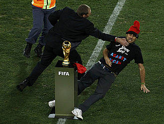 Jimmy Jump será acusado de intentar robar la Copa del Mundo Jimmy Jump será acusado de intentar robar la Copa del Mundo