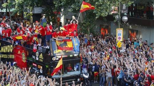 La selección de España paseó la copa del mundo por las calles de Madrid La selección de España paseó la copa del mundo por las calles de Madrid