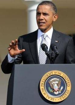 Un hombre le lanza un libro suyo a Obama tras un mitin