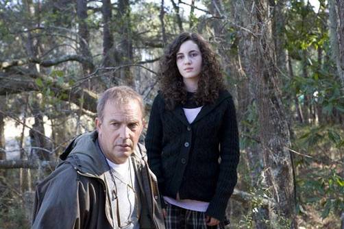 Kevin Costner e Ivanna Baquero en 'La otra hija'
