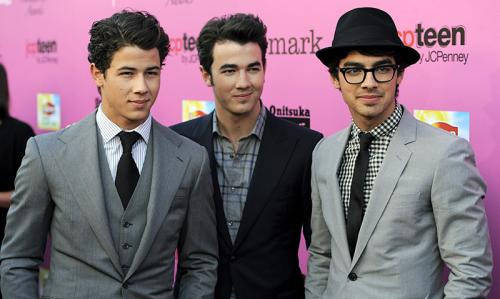 Jonas Brothers recuerdan el legado de John Lennon en un vídeo