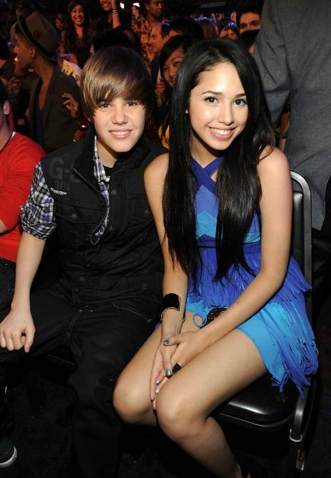 Vídeo: Jasmine Villegas cae del escenario en un concierto de Justin Bieber