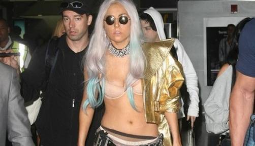 Vídeo: Lady Gaga huye de sus fans en brazos de su guardaespaldas