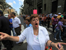 Chávez reta a la oposición a que convoque referendo en su contra