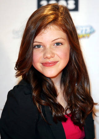 Fotos: Georgie Henley desfila como modelo de Alberta Ferretti