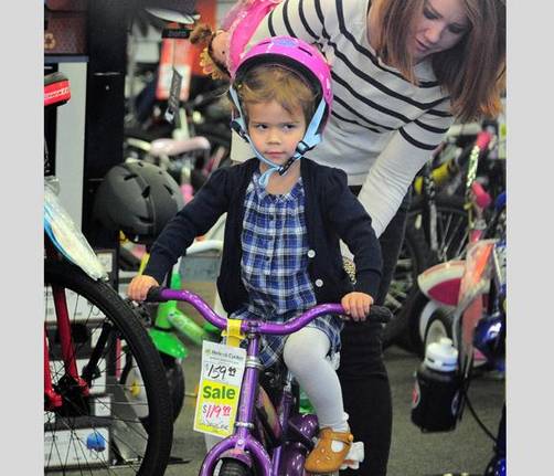 Hija de Jessica Alba estrena su bicicleta