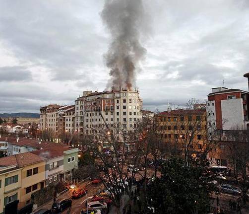 Impresionante incendió obliga a desalojar calles en Pamplona