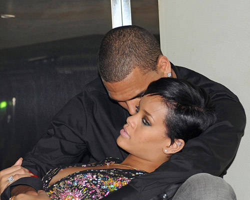 Rihanna y Chris Brown mantienen contacto telefónico Rihanna y Chris Brown mantienen contacto telefónico