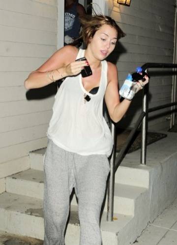 Miley Cyrus va al trabajo en pyjama Miley Cyrus va al trabajo en pyjama