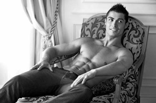 Cristiano Ronaldo protagoniza provocativa publicidad de Armani