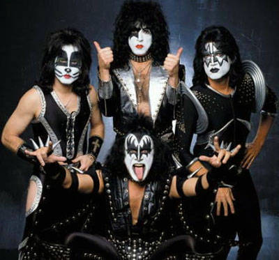 Kiss lucha contra la piratería demandanto a todos