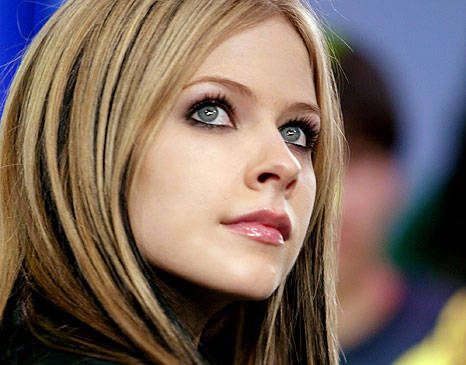 Avril Lavigne posa en topless para Maxim