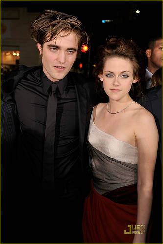 Robert Pattinson y Kristen Stewart oficializarán su romance en ceremonia vudú