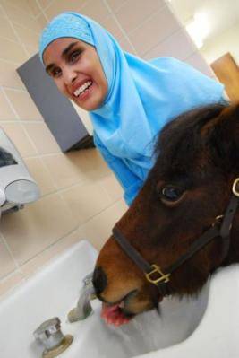Una mujer ciega va a la universidad en pony en Estados Unidos
