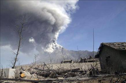 Indonesia: Suben a 240 los muertos a causa del volcán Merapi