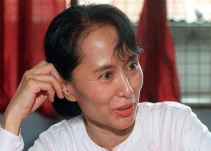 Queda en libertad la líder democrática birmana Aung San Suu Kyi