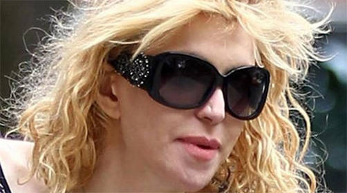 Courtney Love se disculpa por desnudarse