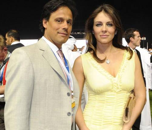Elizabeth Hurley anuncia divorcio vía Twitter