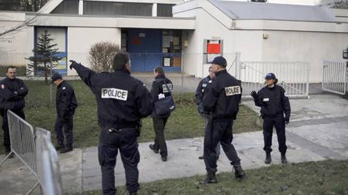 Francia: Un joven armado con espadas secuestra a varios niños