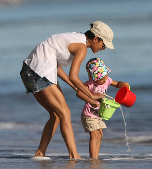 Halle Berry disfruta junto a su hija unos días en la playa