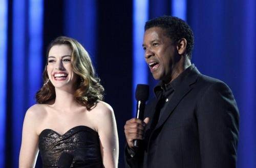 Anne Hathaway junto a Denzel Washington fueron anfitriones del homenaje a Liu Xiaobo