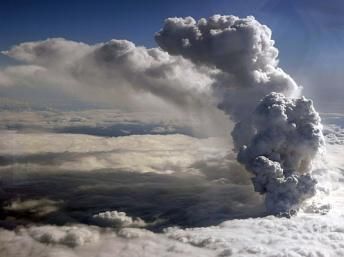 Islandia: Erupción volcánica paraliza aeropuertos europeos