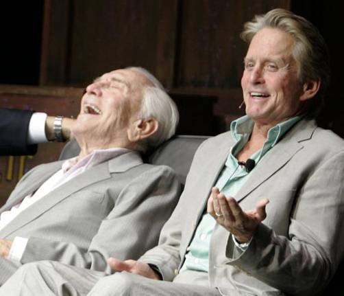 Padre de Michael Douglas: 'Mis plegarias han tenido repuesta'