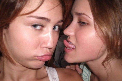 Miley Cyrus y Emily Osment ¿A los besos?