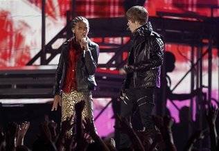 Vídeo: Justin Bieber no ganó pero si cantó en los Grammy