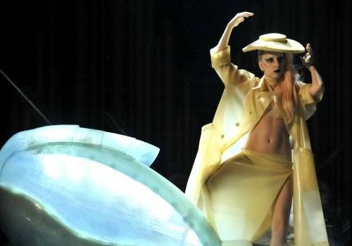 Fotos: Lady Gaga en la alfombra roja de los Grammy 2011