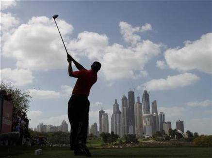Woods, multado por escupir en torneo de Dubái