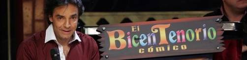 Eugenio Derbez muestra la placa del 'Bicentenorio cómico'