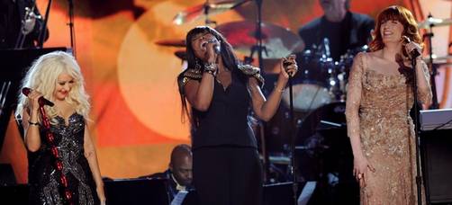 Christina Aguilera homenajea a Aretha Franklin en los Grammy 2011
