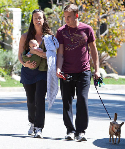 Alanis Morissette y Mario Treadway pasean a su hijo Ever Imre por las calles de Brentwood