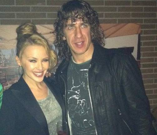 Kylie Minogue admirada por Charles Puyol