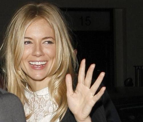 Sienna Miller sonrie de nuevo sin Jude Law