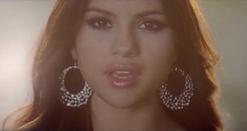 Selena Gómez en Facebook: ''Who Says' Ahora disponible en iTunes'