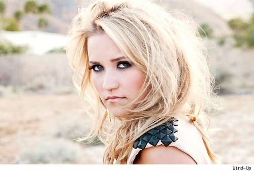 Emily Osment canta el cover 'We are the people'