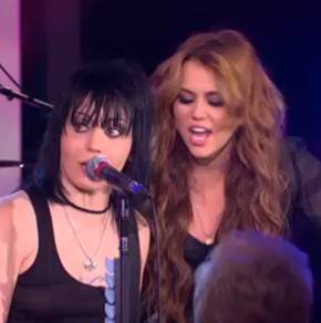 Video: Miley Cyrus y Joan Jett cantan juntas en Oprah