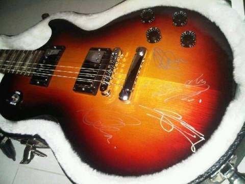 Tokio Hotel: Regalan guitarra Gibson firmada por ellos