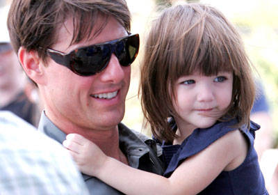 Subastan primer 'popó' de la hija de Tom Cruise Subastan primer 'popó' de la hija de Tom Cruise